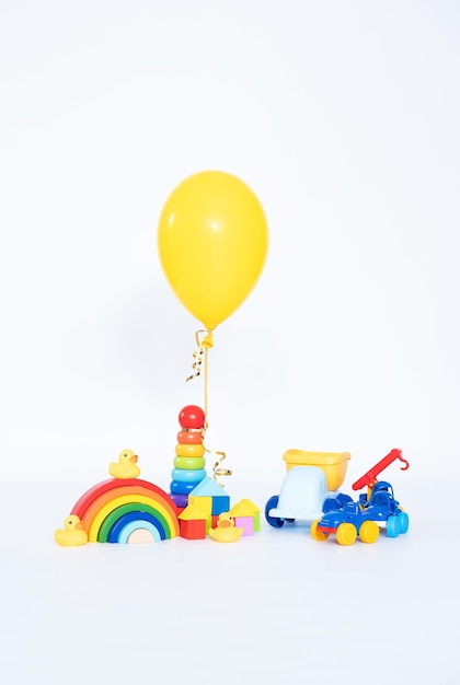 Jouet pour enfants en bois et coloré et trois ballons magasin de jouets isolé sur fond blanc Jouets éducatifs