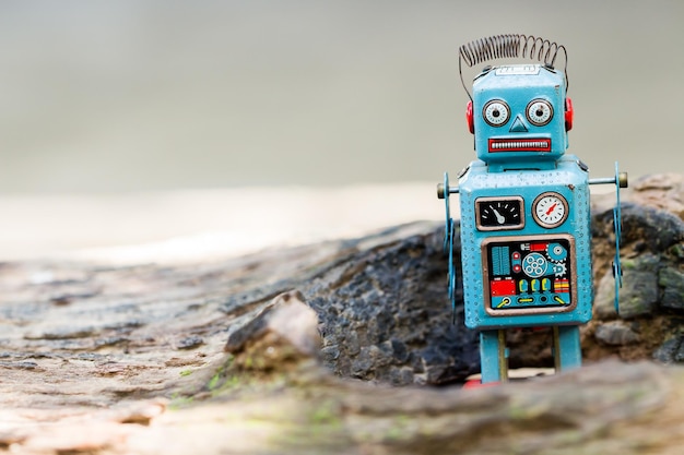 Un jouet de robot rétro