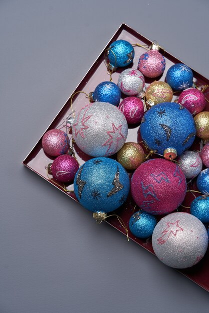 Jouet de sapin de Noël coloré. Bonne année ou fond de Noël avec des boules colorées, gros plan. Jouets de boule de Noël