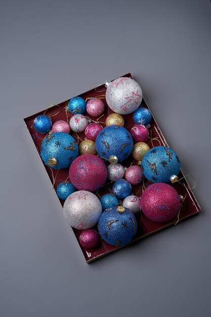 Jouet de sapin de Noël coloré. Bonne année ou fond de Noël avec des boules colorées, gros plan. Jouets de boule de Noël