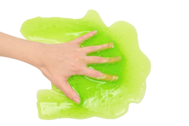 Jouet de slime vert dans la main de la femme isolé sur blanc