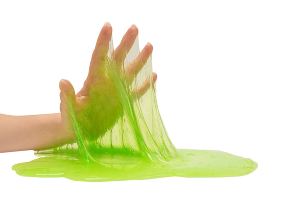 Jouet de slime vert dans la main de la femme isolé sur blanc