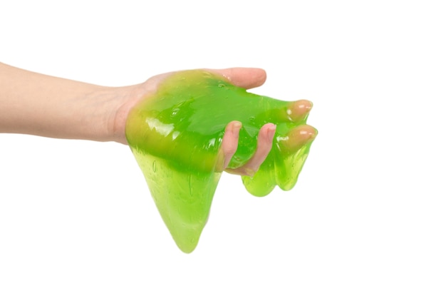 Jouet de slime vert dans la main de la femme isolé sur blanc