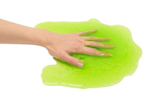 Photo jouet de slime vert dans la main de la femme isolé sur fond blanc.