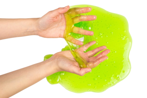 Jouet de slime vert en main de femme isolé sur blanc. Vue de dessus.