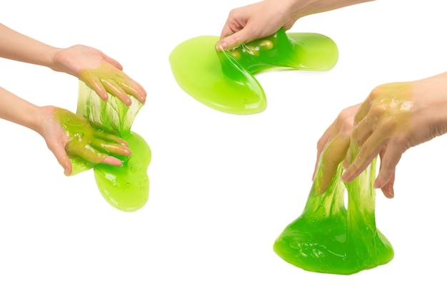 Jouet de slime vert en main de femme isolé sur fond blanc.