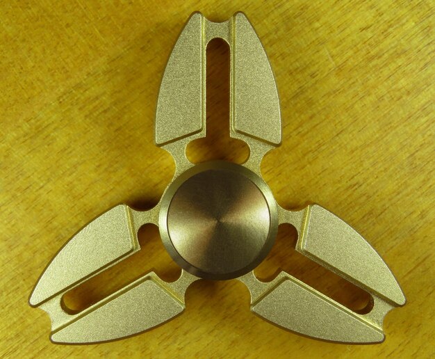 Jouet spinner fidget doré isolé