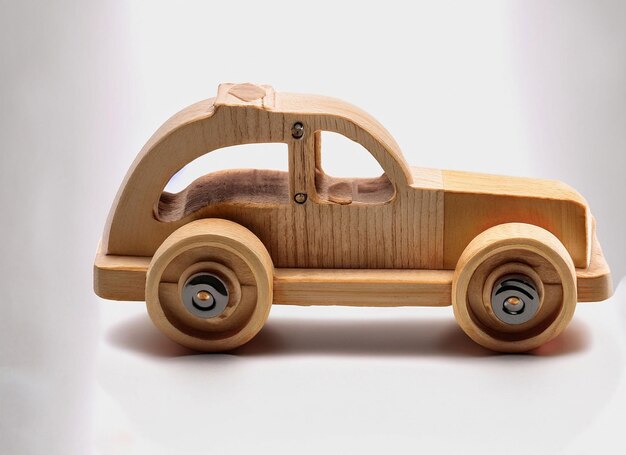 Jouet de voiture en bois sur fond blanc Generative ai