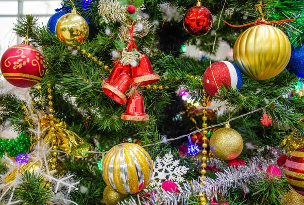 Jouets et ballons sur le sapin de Noël.