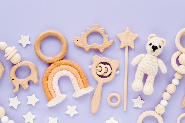 Jouets de bébé en bois mignons. Ours tricoté, arc-en-ciel, jouet dinosaure, perles et étoiles.