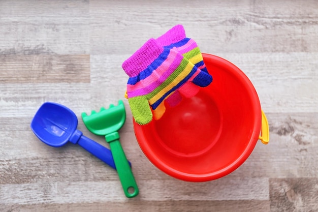 Jouets de bébé sur le sol