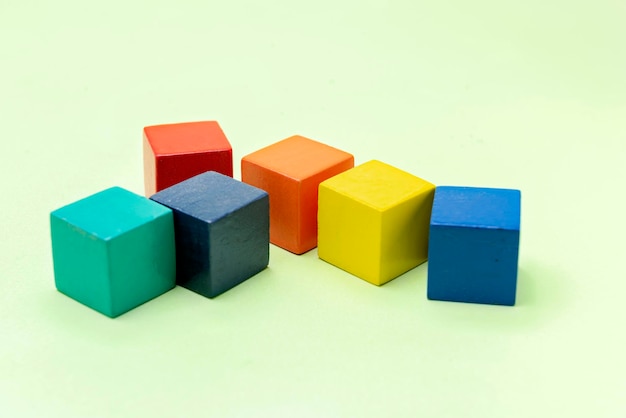 Jouets en blocs de bois colorés