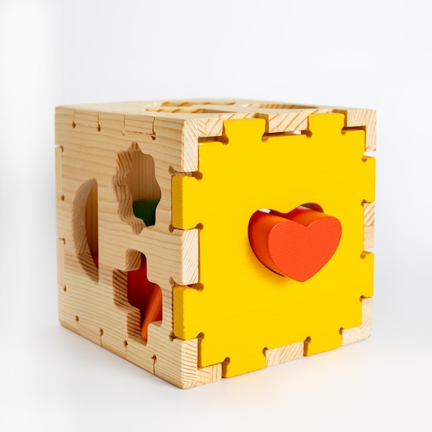 Jouets en bois blocs trieur de forme cube détails colorés isolés sur fond blanc développement précoce ...