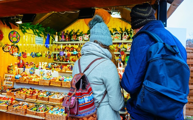 Jouets en bois Décorations d'arbre de Noël sur le marché de Noël à Gendarmenmarkt en hiver Berlin, Allemagne. Figurines en bois à la foire de l'Avent et étals d'objets d'artisanat au bazar.