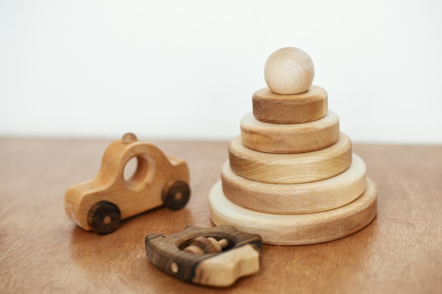 Photo jouets en bois élégants pour enfant sur table en bois sur fond de mur blanc eco friendly sans plastique