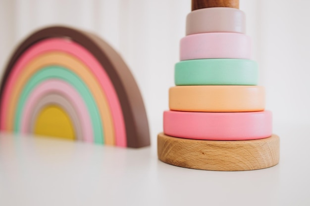 Jouets en bois isolés sur fond blanc