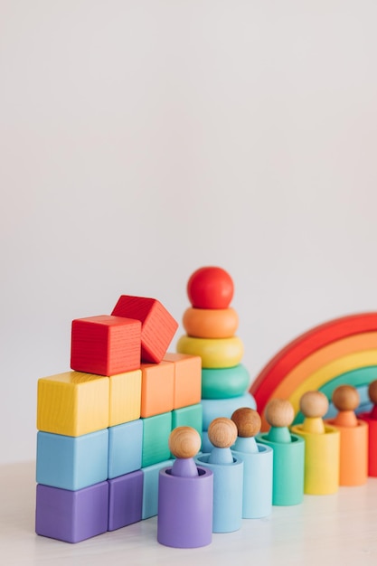 Jouets en bois isolés sur fond blanc