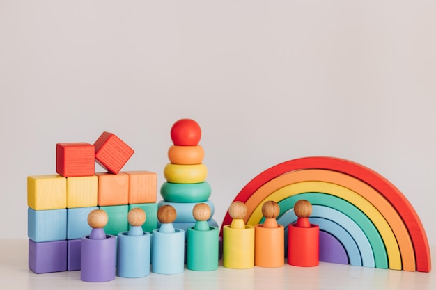 Jouets en bois isolés sur fond blanc