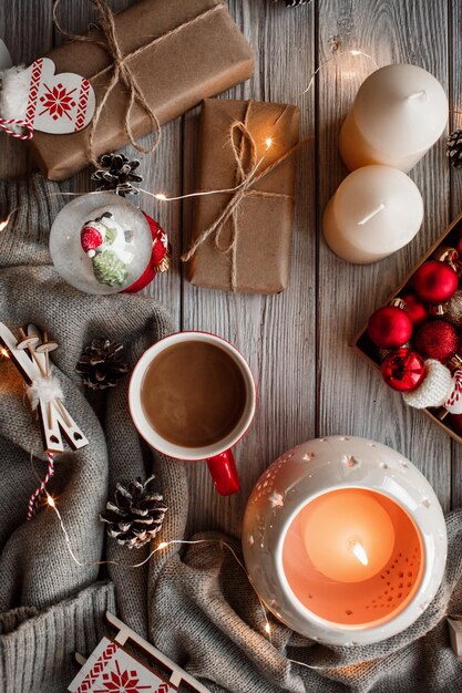 Jouets, bougies et cadeaux de Noël, fond de Noël