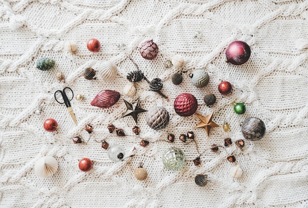 Jouets et boules de décoration en verre de Noël sur fond de laine tricoté