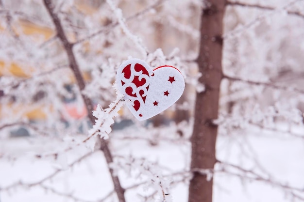 Jouets de coeur couverts de neige