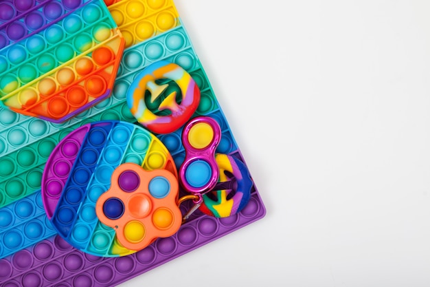 jouets colorés en caoutchouc plastique et en silicone spinner simple fossette pop it et jouets snapperz