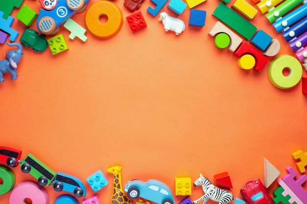 Jouets Composition sur fond orange avec un espace pour le texte au centre. Des gamins