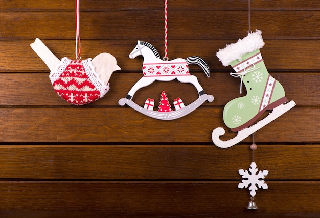 Les jouets de décoration de Noël sur fond de bois