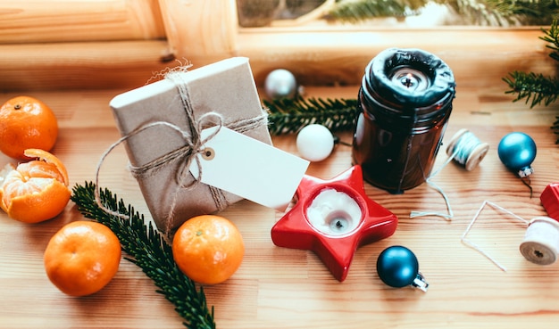 Jouets de décoration de nouvel an sur un fond clair.