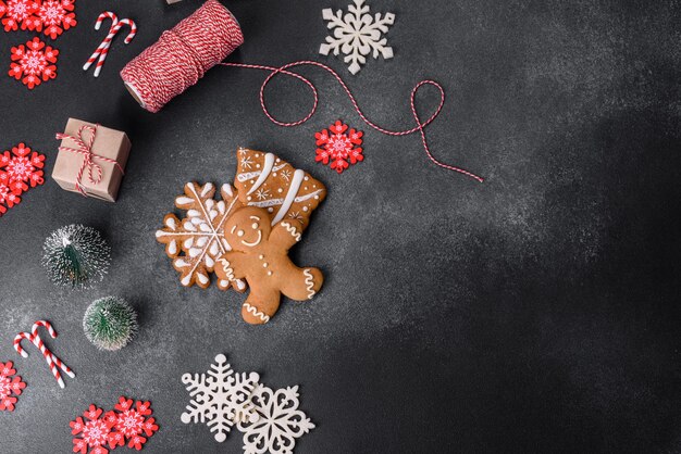 Jouets et décorations de Noël sur fond de béton foncé