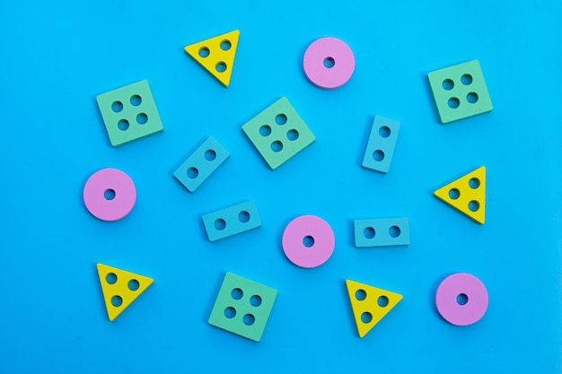 Jouets dominos en bois colorés pour enfants sur fond bleu