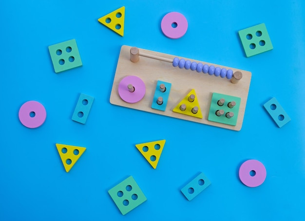 Jouets dominos en bois colorés pour enfants sur fond bleu