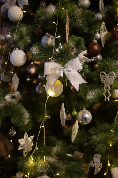 Les jouets du Nouvel An sont suspendus à l'arbre. La guirlande brille.