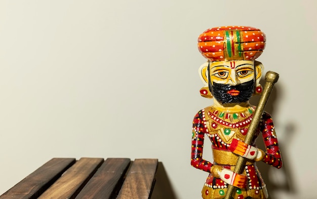 Jouets du Rajasthan colorés faits à la main avec de l'argile avec fond uni Mise au point sélective