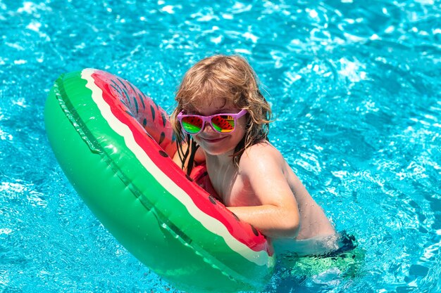 Jouets d'eau pour enfants les enfants jouent dans un complexe tropical mignon enfant garçon amusant se relaxant avec un jouet de natation ri