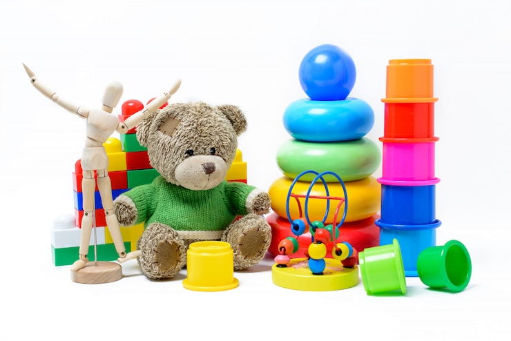 Photo jouets éducatifs colorés pour les enfants sur une surface blanche