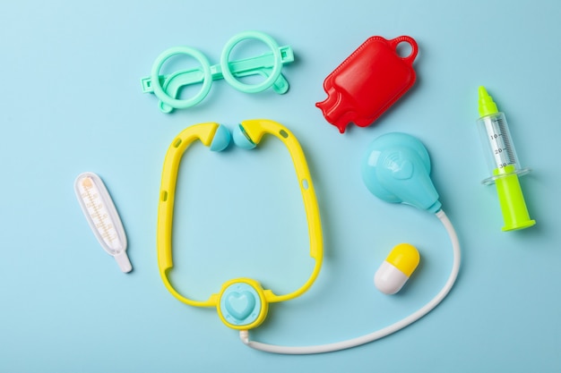 Jouets enfant médecin isolés