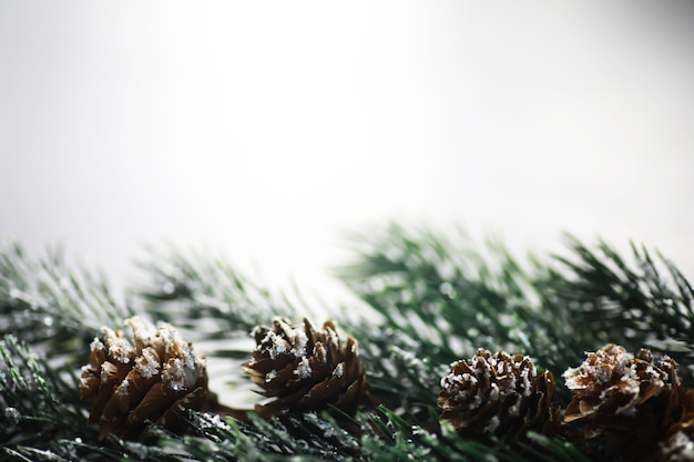 Jouets faits à la main d'arbre à feuilles persistantes, flocons de neige, globes et branche de sapin sur le fond en pierre, carte de voeux de Noël avec l'espace pour le souhait de texte