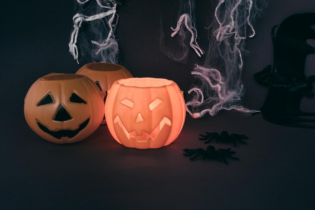 Jouets d'Halloween sur fond sombre