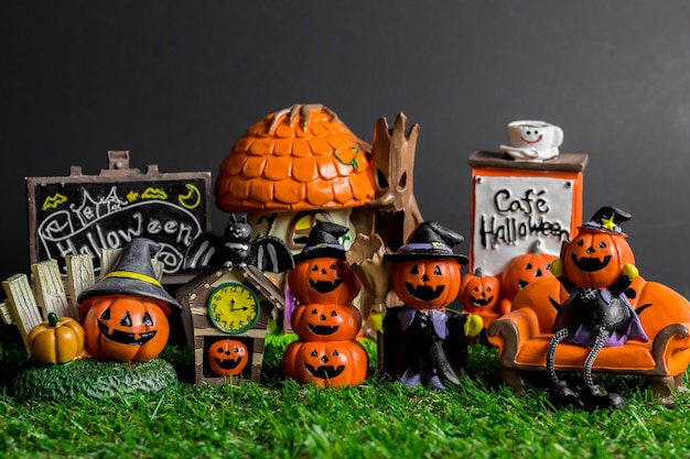 Jouets d'Halloween sur l'herbe.