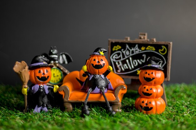 Jouets d'Halloween sur l'herbe.