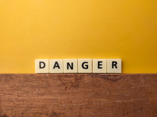 Jouets lettres avec le mot DANGER