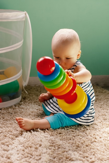 Jouets de logique éducative pour les enfants. L'enfant recueille la pyramide colorée. jeux pour le développement de l'enfant.