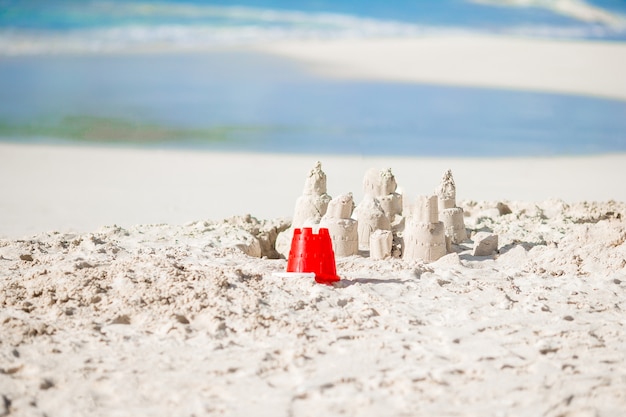 Jouets lumineux pour enfants sur la plage de sable tropicale