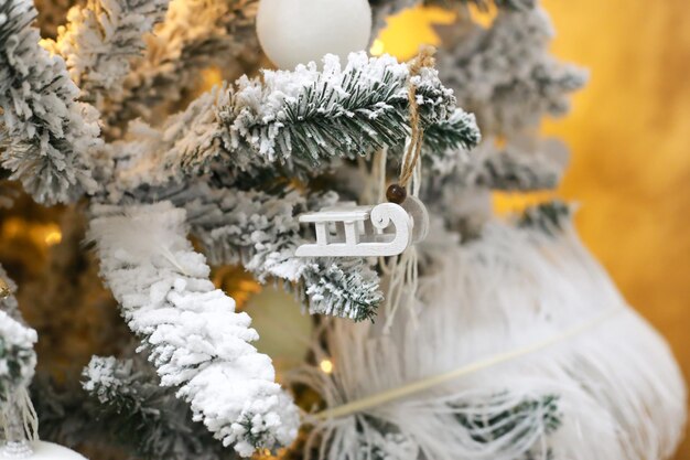 Des jouets de Noël accrochés au sapin