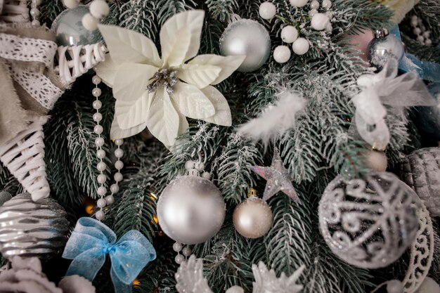 Jouets de Noël argentés sur l'arbre Arbre de Noël avec des jouets argentés et blancs à l'intérieur