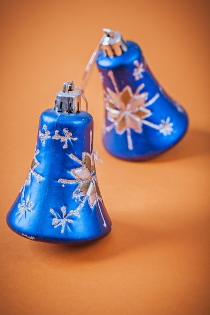 Jouets de Noël bleu sur fond marron