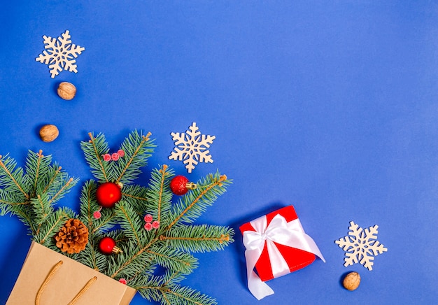 Jouets de Noël boîte-cadeau pomme de pin branche de sapin dans un sac à provisions