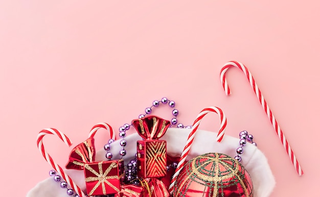 Jouets de Noël en bonnet de père Noël