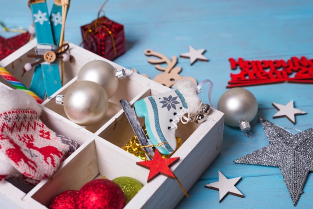 Jouets de Noël dans une boîte en bois.